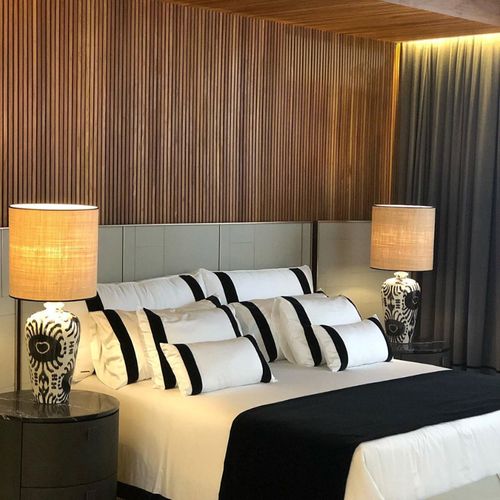 Cama Black & White